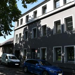 Domov Libníč a Centrum sociálních služeb Empatie dnes slavnostně představil zrekonstruovaný objekt chráněného bydlení v Tyršově sadu v Českých Budějovicích. Rozsáhlá rekonstrukce a přístavba přinesly modernější a komfortnější zázemí pro osoby se zdravotním postižením.