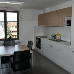 Domov Libníč a Centrum sociálních služeb Empatie dnes slavnostně představil zrekonstruovaný objekt chráněného bydlení v Tyršově sadu v Českých Budějovicích. Rozsáhlá rekonstrukce a přístavba přinesly modernější a komfortnější zázemí pro osoby se zdravotním postižením.