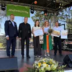 Oranžovou stuhu za spolupráci obce a zemědělského subjektu získala Besednice na Českokrumlovsku.