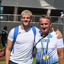 Devatenáctiletý českobudějovický atlet Michal Rada dosáhl dalšího mimořádného úspěchu. Na mistrovství světa juniorů v americkém Eugene zvítězil v běhu na 400 metrů překážek a časem 48,59 sekundy překonal 42 let starý evropský rekord kategorie do 20 let. Velké poděkování patří rovněž jeho trenérovi Jiřímu Coufovi, který v Českých Budějovicích dlouhodobě a s mimořádnými výsledky vychovává další generace jihočeských atletů.