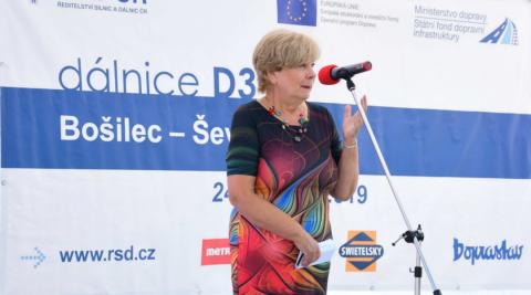 Hejtmanka Ivana Stráská pronáší úvodní řeč před otevřením nového úseku dálnice D3.