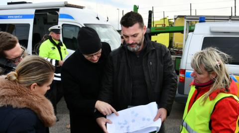 Radní pro dopravu Jiří Švec při kontrole dodržování povinných přestávek u řidičů nákladní dopravy.