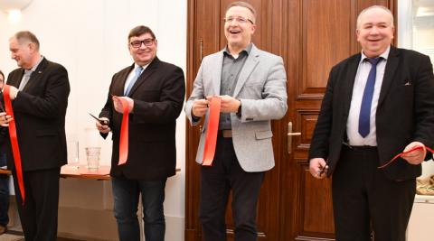 Jihočeské muzeum otevřelo novou interaktivní expozici. Slavnostního přestřižení pásky ze zúčastnili: ředitel muzea František Štangl, náměstek hejtmanky pro kulturu Pavel Hroch, vedoucí Odboru kultury a památkové péče Patrik Červák a vedoucí Oddělení kultury a zřizovaných organizací František Chrastina.