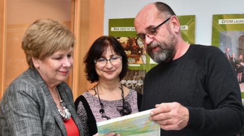 Hejtmanka Ivana Stráská, garantka výstavy Jitka Šálená z odboru evropských záležitostí a ředitel CPDM Vlastimil Kopeček při slavnostní vernisáži výstavy.