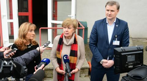 ředitelka KHS Kvetoslava Kotrbová, jihočeská hejtmanka Ivana Stráská a předseda představenstva Nemocnice České Budějovice a.s. Michal Šnorek na tiskové konferenci po zasedání Krajské epidemiologické komise v Českých Budějovicích.