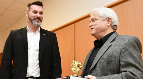 Jan Štěpka převzal z rukou krajského radního pro dopravu Jiřího Švece ocenění za celoživotní práci v oblasti bezpečnosti silničního provozu.