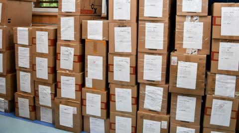 Balíčky, které zaplnily 215 beden, zkompletovali během dvou dnů pracovníci krajského úřadu.