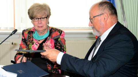 Nastává další důležitá etapa v rozvoji Jihočeského letiště. Řekla to hejtmanka Ivana Stráská v pátek 26. června 2020 během podpisu smlouvy o koupi padesátiprocentního podílu společnosti Jihočeské letiště České Budějovice a. s. od statutárního města České Budějovice.