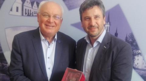 První náměstek hejtmanky Josef Knot, přijal ve čtvrtek 9. července 2020 návštěvu z Institutu regionů Evropy (IRE) z rakouského Salzburgu. Jihočeský kraj navštívil přímo předseda představenstva a ředitel IRE Prof. Dr. Franz Schausberger spolu se svými spolupracovníky.