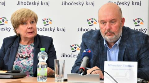 Hejtmanka Jihočeského kraje Ivana Stráská a ministr zemědělství Miroslav Toman během tiskové konference ve středu 19. srpna 2020.