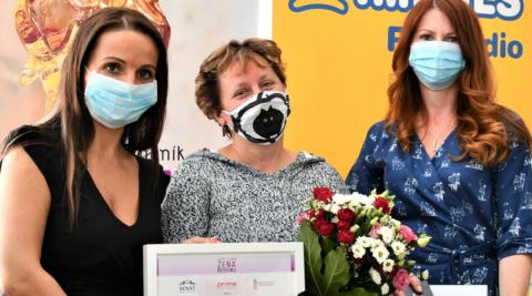 Držitelkou ocenění Žena regionu se stala ředitelka českobudějovického Domu dětí a mládeže Hana Korčáková (uprostřed).