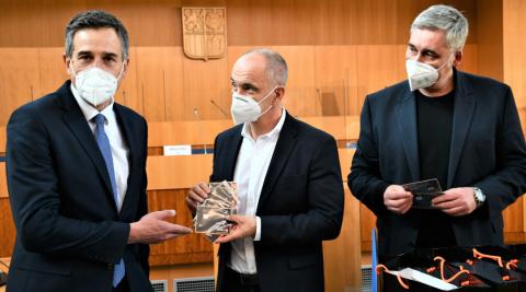 1300 datových SIM karet v hodnotě přes milion korun dnes od společnosti ČEZ převzali současní i budoucí představitelé Jihočeské kraje. Okamžitě začali s jejich distribucí těm studentům, kteří nemají dostatečné připojení k internetu (na fotografii zleva: vedoucí Útvaru jaderná komunikace skupiny ČEZ Petr Šuleř, budoucí hejtman Jihočeského kraje Martin Kuba a budoucí náměstek pro oblast školství Pavel Klíma.