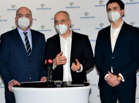 Zastupitelstvo Jihočeského kraje dnes po krátké diskusi schválilo rozpočet pro příští rok tak, jak byl 2. prosince navrhován. Tedy s příjmy 20,1 miliardy Kč a výdaji 21,3 miliardy. Zleva: náměstek pro finance a ekonomiku Tomáš Hajdušek, hejtman Martin Kuba a první náměstek František Talíř.