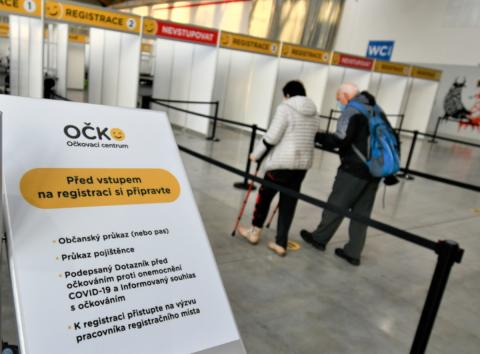Senioři se přišli nechat naočkovat proti covidu-19 na českobudějovické výstaviště do Pavilonu T1