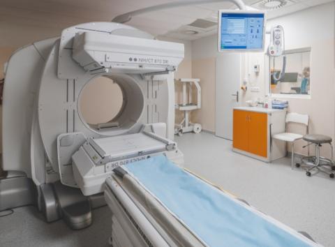 Nemocnice České Budějovice, a.s. dokončila obnovu přístrojového vybavení na Oddělení nukleární medicíny. Z vlastních zdrojů pořídila v hodnotě 16 milionů korun nejmodernější verzi zobrazovacího systému SPECT/CT.