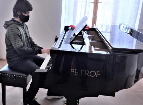 Nový klavír značky PETROF 210 PASAT získala Základní umělecké školy (ZUŠ) v Bechyni. Do prostor tamního kláštera, kde ZUŠ sídlí, jej nastěhovali ve středu 10. února. Potvrdil to náměstek hejtmana pro oblast školství Pavel Klíma.