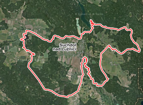 Zjistit hranice katastru vaší obce není nic složitého. Zobrazit je vcelku dobře a výrazně umí Mapy.cz od Seznamu, tak i Google Maps. V obou případech jak v prohlížeči, tak v mobilu. A v obou případech vždy červenou čarou (foto: Suchdol nad Lužnicí - aplikace Mapy.cz).