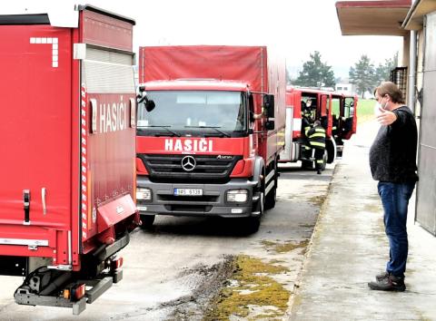 Hasičská auta s ochrannými pomůckami dorazila v úterý 13. dubna do centrálního skladu JčK v areálu Jihočeského letiště v Plané u Českých Budějovic krátce před 13. hodinou. Auta vyložili a následnou distribuci zajišťovali zaměstnanci kraje.
