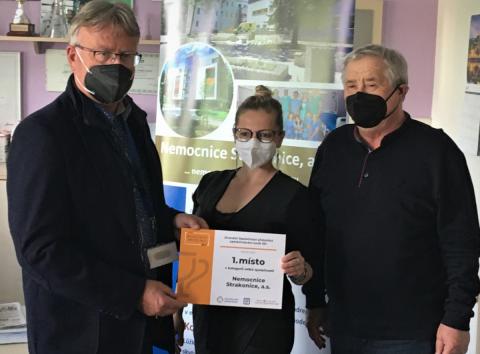 Tomáš Fiala ředitel Nemocnice Strakonice, a.s., Michaela Fouňová z Jihočeské společnosti pro rozvoj lidských zdrojů, Jiří Švec ekonomický náměstek ředitele Nemocnice Strakonice, a.s. 