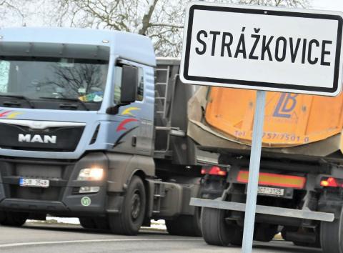 Kvůli úhradě poplatku na vynětí pozemků z půdního fondu navýšil kraj prostředky na stavbu silničního obchvatu Strážkovic o 23 milionů korun. Cena stavby tak vyjde na 169,2 milionu.
