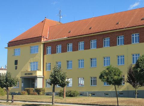 Kraj zmodernizuje šatny v odborném učilišti zemědělském v Dačicích za 3 miliony a opraví dvě hřiště v areálu DDM Prachatice za 3,5 milionu.