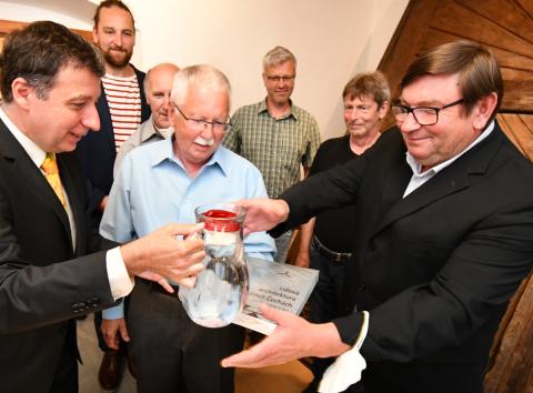 Náměstek hejtmana pro kulturu Pavel Hroch společně s hlavním autorem knihy Jiřím Škabradou křtí knihu Lidová architektura v jižních Čechách.