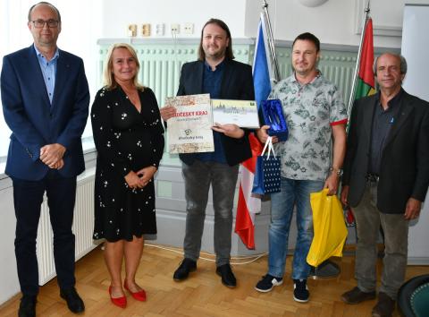 V kategorii Nejlepší webové stránky města Jihočeského kraje obhájil prvenství Tábor. Zleva: ředitel GORDIC distributor KMS software s.r.o. Ivan Kugler, náměstkyně hejtmana Jihočeského kraje Lucie Kozlová, 2. místostarosta Tábora Martin Mareda, táborský vedoucí oddělení výpočetní techniky Pavel Lešetický a ředitel soutěže Zlatý erb Tomáš Holenda.