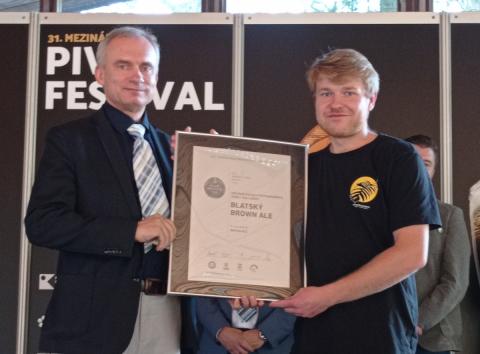 "Blatský stout" SOŠ ekologické a potravinářské z Veselí nad Lužnicí získal 3. místo soutěži Pivo České republiky 2021. Ocenění přebírá školní sládek Aleš Boubelík.
