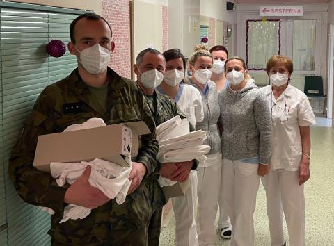 S podzimní covidovou vlnou v prachatické nemocnici pomáhají i vojáci.
