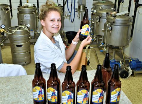 Od roku 2011 funguje na Střední odborné škole ekologické a potravinářské Veselí nad Lužnicí školní minipivovar, který slouží pro praktickou výuku žáků. Letos tak slaví již desáté narozeniny. 