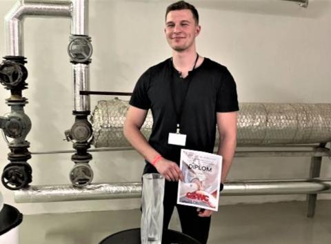 Titulem mistra světa v broušení skla se může pyšnit Aleš Lust. Student Obchodní akademie, Střední odborné školy a Středního odborného učiliště v Třeboni prestižní titul získal v rámci osmého ročníku uvedené soutěže, která se konala začátkem června ve sklárně Rückl ve středočeské obci Nižbor. 