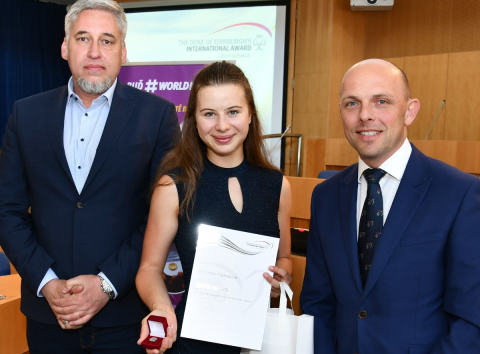25 studentů a studentek z Jihočeského kraje převzalo v Sále zastupitelstva na Krajském úřadě dne 21. června 2022 své bronzové a stříbrné Ceny vévody z Edinburghu (DofE).