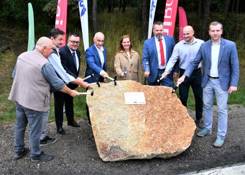 Na fotografii zleva: starosta obce Peč Bohumil Kašpárek, starosta města Slavonice Hynek Blažek, ředitel organizační složky Doprastav Praha Ladislav Macura, hejtman Jihočeského kraje Martin Kuba, vedoucí odboru dopravy a silničního hospodářství KÚ JčK Andrea Tetourová, ředitel MI-Roads pro oblast Čechy Jih Josef Král, místostarosta města Dačice Jiří Baštář a starosta města Dačice Miloš Novák.