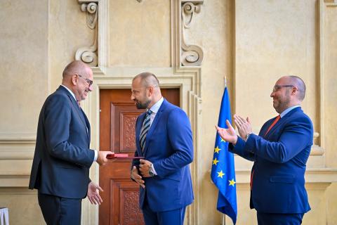 ministr předává ocenění řediteli Sekyrkovi