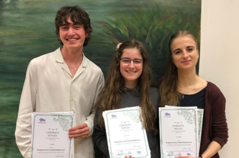 Komorní trio Konzervatoře České Budějovice ve složení Ema Mičanová, Evelyna Anežka Semrádová a Šimon Čermák.