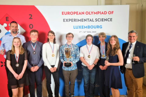 Evropská olympiáda experimentálních věd (EOES), v níž soutěží ty nejlepší týmy mladých středoškoláků z Evropské unie a Ukrajiny, proběhla letos v Lucembursku. Za účasti mentorů z českých národních kol oborových olympiád přivezli čeští středoškoláci zlatou a stříbrnou medaili. Zlatí Češi se stali dokonce absolutními vítězi celé soutěže!
