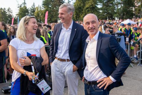 Velkolepé zahájení! Plamen Olympiády dětí a mládeže vyšlehl z řeky Vltavy.