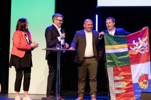 Jižní Čechy zaznamenaly významný úspěch na mezinárodní scéně cestovního ruchu. Na slavnostním galavečeru RDA EXPO Night v německém Kolíně nad Rýnem bylo oficiálně oznámeno, že se region Jižních Čech stal oficiálním partnerem asociace RDA pro rok 2025. 