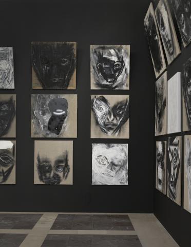 Alšova jihočeská galerie uvádí výstavu Jiřího Davida – Síla tváře, která představuje nový malířský cyklus tohoto výrazného českého umělce. Na více než stovce obrazů vzniklých od roku 2023 se z pláten derou tváře, které nejsou konkrétními portréty, ale spíše archetypálními, démonickými a zneklidňujícími vizemi.