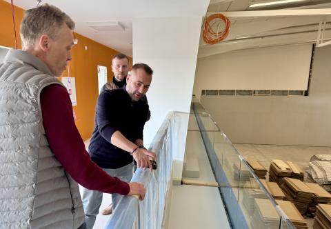 Dačice už brzy získají sportovní halu, která splňuje ty nejpřísnější standardy 21. století a výrazně zlepší podmínky pro pohyb dětí i obyvatel města. Nové zázemí vzniká u Střední školy technické a obchodní a navazuje na původní tělocvičnu, která už kapacitně ani rozměrově nevyhovovala. 
