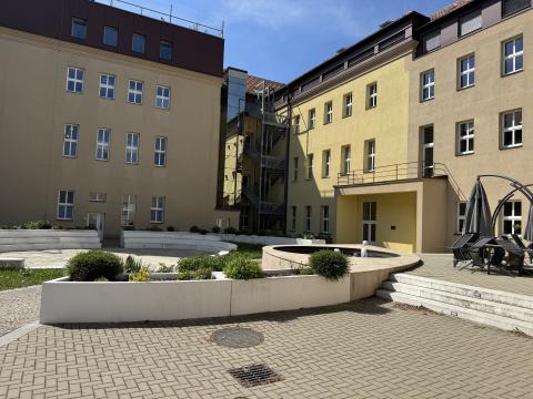 Ještě před několika lety byla střecha Obchodní akademie a Jazykové školy s právem státní jazykové zkoušky v Písku jen technickým prostorem. Dnes to tu šumí pestrým studentským životem.