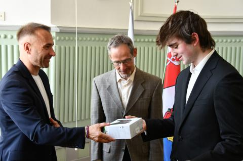 Celkem 1 153 studentů ze 44 středních škol Jihočeského kraje se letos zapojilo do celostátní soutěže HAXAGON Skirmish Czech Republic 2026 zaměřené na informatiku a kybernetickou bezpečnost. Pět jihočeských studentů postoupilo mezi 42 finalistů z celé republiky, což se vedle Prahy a Středočeského kraje podařilo jen Jihočeskému kraji.