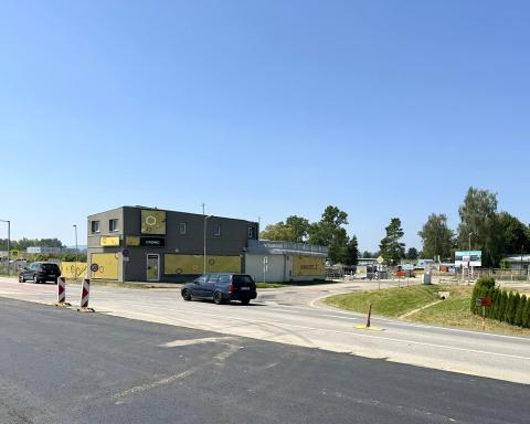 Jihočeský kraj pokračuje ve výstavbě nového napojení Letiště České Budějovice na silnici I/3. V souvislosti s další etapou stavebních prací bude od 30. července do přibližně 18. září 2026 omezen provoz na silnici I/3, tedy na hlavním tahu mezi Českými Budějovicemi a Českým Krumlovem, v místě budovaného napojení letiště.