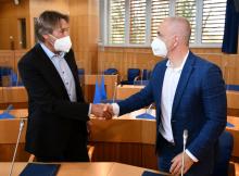Hejtman Martin Kuba a předseda Spolku pro obnovu venkova Luboš Peterka při podpisu pravidel.