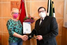 Starostka Borových Lad převzala od náměstka Hrocha ocenění v soutěži Vesnice ERDV 2020.