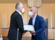 Ředitel Bezpečnostní informační služby (BIS) Michal Koudelka přijel dnes na Krajský úřad Jihočeského kraje přednášet studentům jihočeských gymnázií. Při této příležitosti byl panem hejtmanem Kubou povýšen do hodnosti brigádního generála. Zatím jen na území Jihočeského kraje.