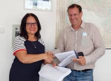 Ing. Andrea Jankovcová, ředitelka Správy a údržby silnic Jihočeského kraje, a Denis Bertolotto, ředitel společnosti VIA SALIS Operations, s.r.o., po uzavření dané smlouvy.