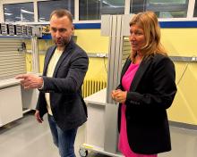 Náměstek Štojdl navštívil i Vyšší odbornou školu, Střední školu, Centrum odborné přípravy v Sezimově Ústí. Na fotografii s ředitelkou Lenkou Hruškovou.