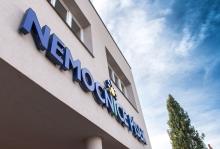 Hospitalizace na Interním oddělení Nemocnice Písek bude nyní pro pacienty komfortnější. Už během února jim budou k dispozici nová lůžka v moderně vybavených pokojích. Nové zázemí mají na první interní lůžkové stanici ve druhém podlaží Pavilonu E, které je čerstvě po rekonstrukci.  