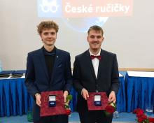 Dvojitého úspěchu dosáhli studenti VOŠ, SPŠ automobilní a technické v Českých Budějovicích v 18. ročníku celostátní přehlídky odborných dovedností České ručičky. Zlaté plakety si z Brna odvezli Pavel Novotný v oboru karosář a Jakub Eliášek v oboru automechanik.